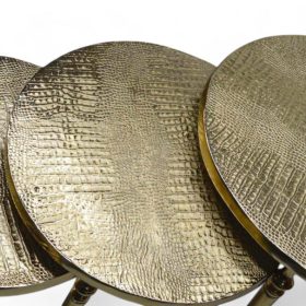 راهنمای انواع میز عسلی آلومینیومی ۳ سایز؛ بررسی تمام مدلها و پرفروشهای نیلوفر، پوستماری (چرمی) و طاووسی 4 ست میز عسلی آلومینیومی پوست ماری طلایی با آبکاری فورتیک و طراحی لوکس