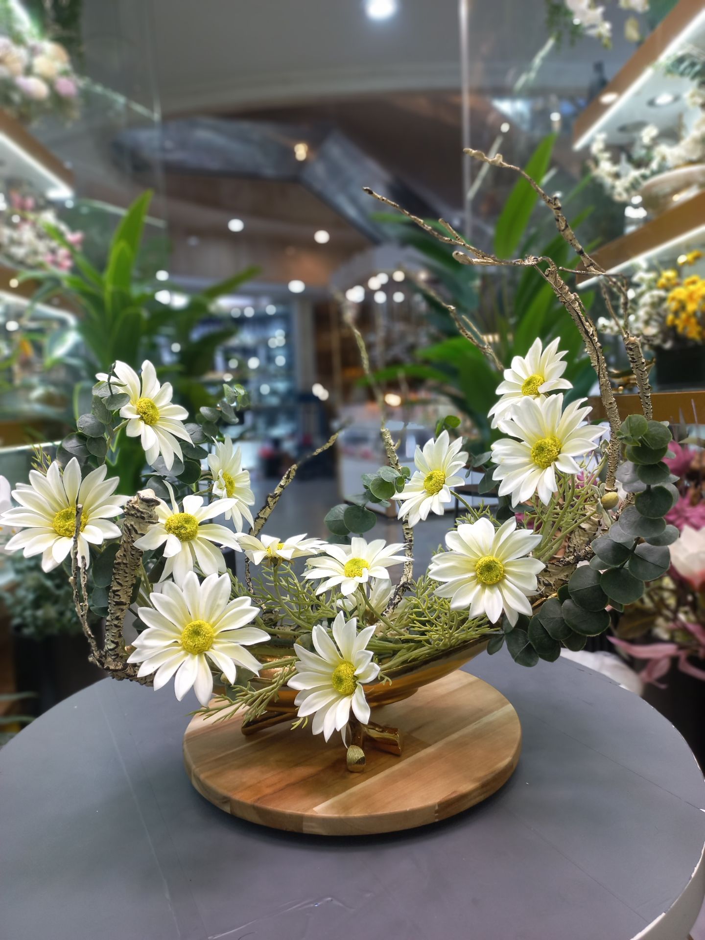ست گل ژربرا سفید دکوراتیو به همراه گلدان آلومینیومی طلایی - مدل Golden Daisy 1 ست گل مصنوعی ژربرا سفید دکوری درون گلدان طلایی آلومینیومی مدرن قایقی