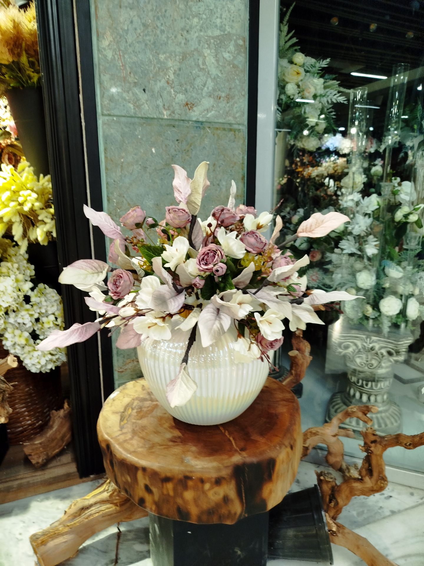 گلدان دیزاین شده پیونی و شکوفه آزالیا با برگهای فومی مدرن 2 گلدان دیزاین شده پیونی و شکوفه آزالیا با برگهای فومی مدرن - Image 2