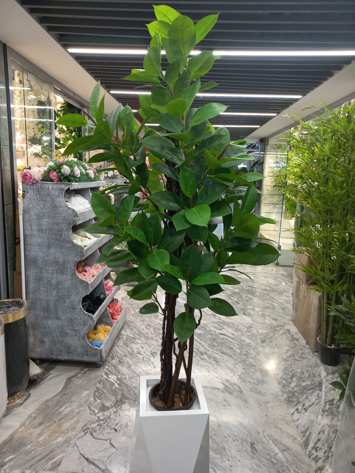 درختچه مصنوعی فیکوس تنه چوب مدل لوکس 1 درختچه مصنوعی پتوس با برگهای سبز پرپشت و تنه چوبی مناسب دکوراسیون منزل و محیط کار