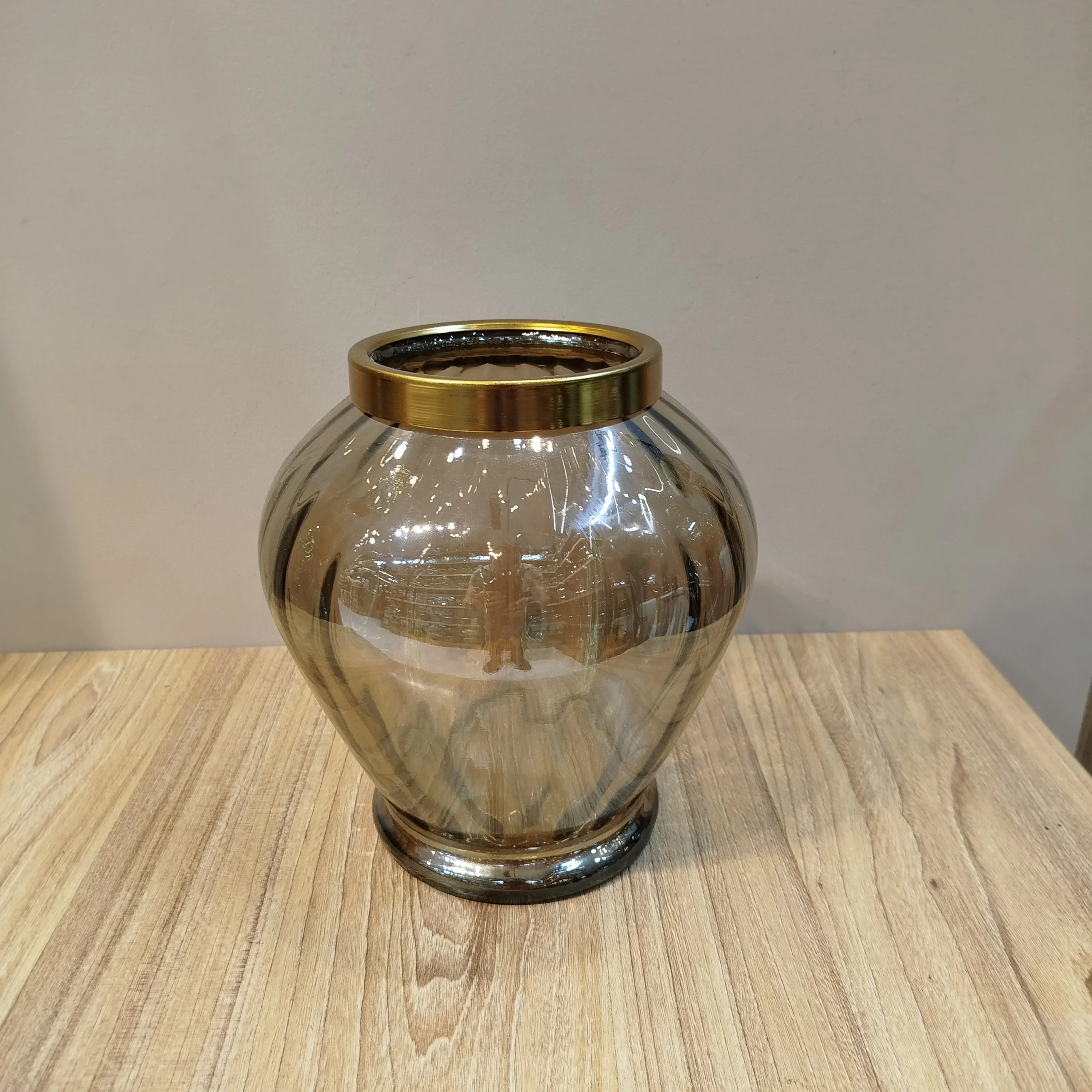 گلدان شیشهای رنگی لبه فلزی مدل ژیوار 6 گلدان شیشه ای دست ساز لبه فلزی ژيوار رنگ عسلی